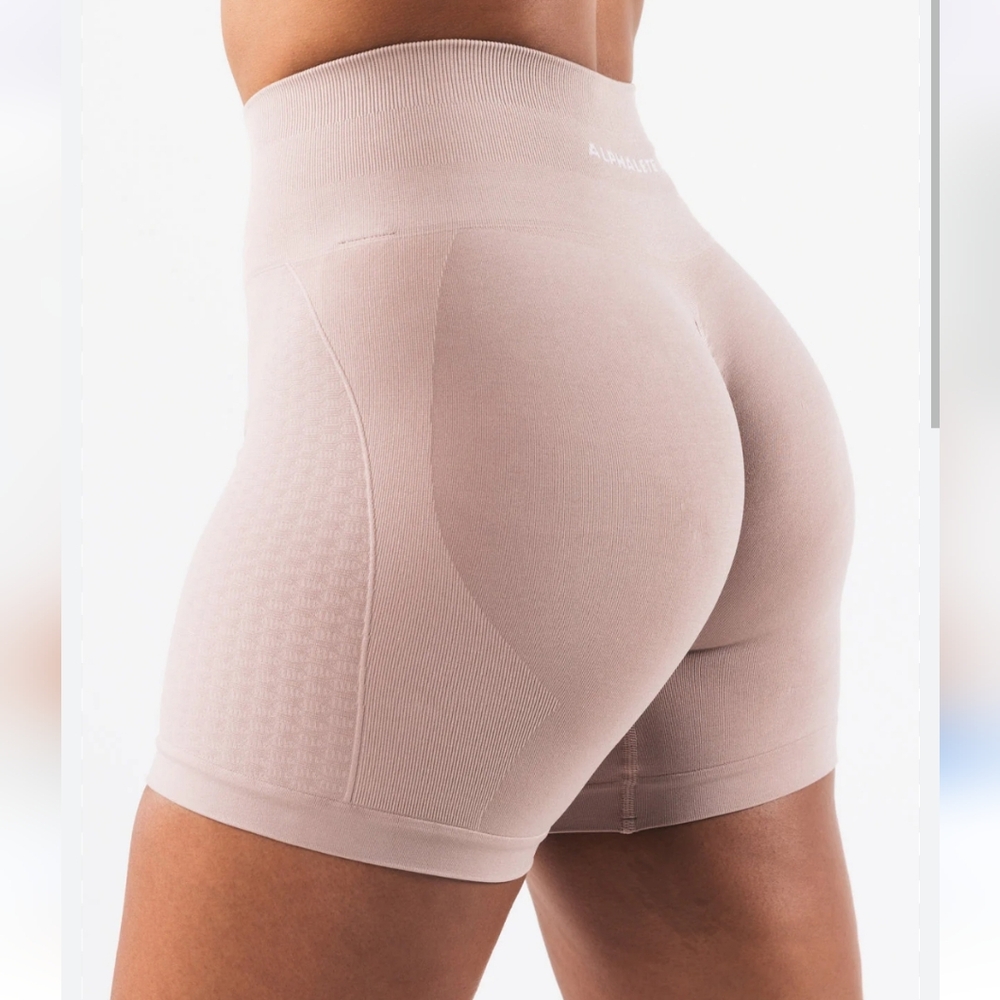 Alphalete Amplify Contour 5" Shorts In Porcelain